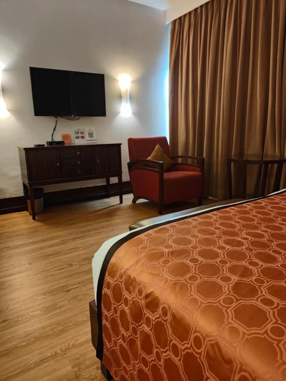 Pride Hotel, Ченнаї Екстер'єр фото